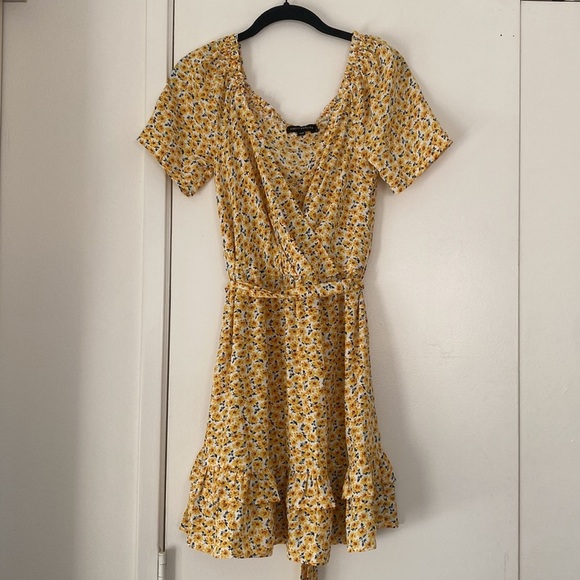 Pretty Darling Yellow floral wrap dress US 4 (small) - Picture 3 of 16